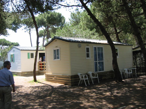 Bungalows del camping "Tres Estrellas" de Gavà Mar (fotografía: www.tresestrellas.com)