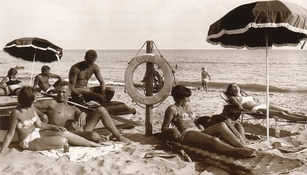 Un grupo de turistas europeos tomando el sol en la playa del camping Albatros de Gav� Mar (a�o 1965)