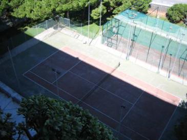 Pistas de tenis y front&oacute;n de los apartamentos BERMAR PARK de Gav&agrave; Mar