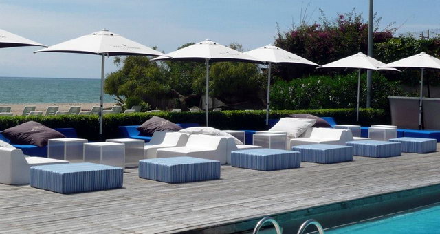 Imatge de la zona del Beach Club del restaurant i beach club Tropical de Gav Mar (Estiu de l'any 2011)