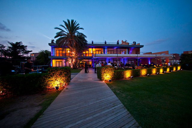 Imatge del restaurant i beach club Tropical de Gav Mar vist des de la platja