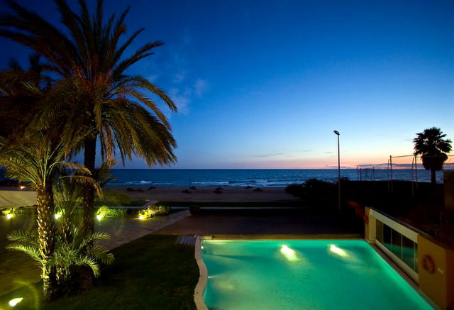 Imatge de la piscina del restaurant i beach club Tropical de Gav Mar i de la platja de Gav Mar
