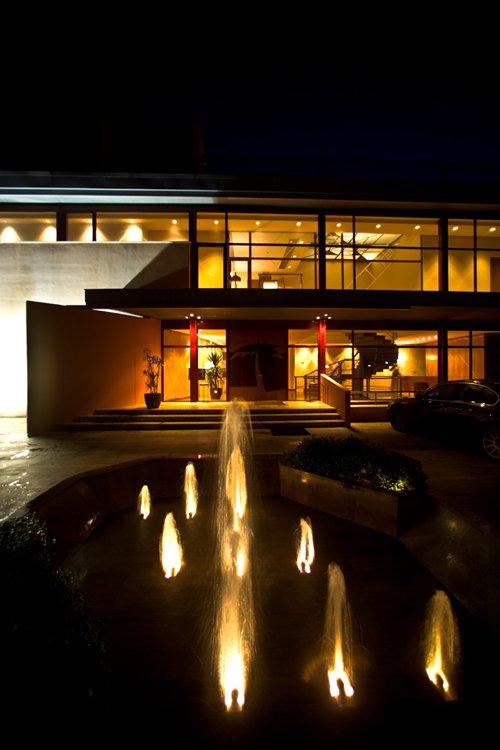 Imatge nocturna de l'edifici del restaurant i beach club Tropical de Gav Mar