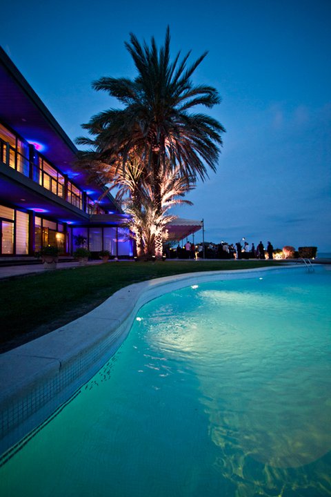 Imatge nocturna de la piscina i del restaurant i beach club Tropical de Gav Mar