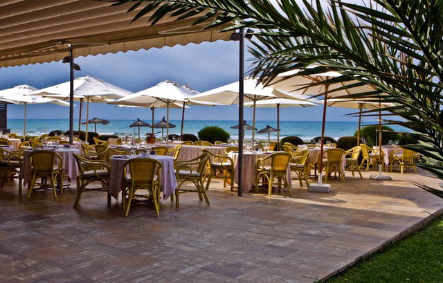 Imatge de la terrassa del restaurant i beach club Tropical de Gav Mar