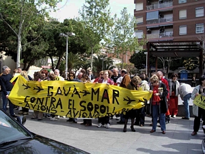 Pancarta Gav&agrave; Mar a la manifestaci&oacute; contra el soroll dels avions de l'aeroport del Prat del 18 d'abril de 2004