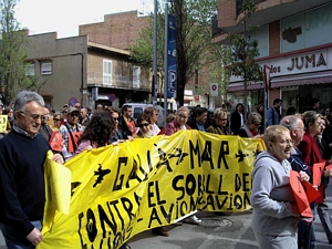 Manifestaci&oacute; contra el soroll dels avions de l'aeroport del Prat celebrada a Castelldefels el 18 d'abril de 2004