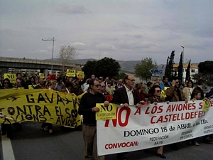 Gav&agrave; Mar i Castelldefels agermanats contra el soroll dels avions de l'aeroport del Prat (manifestaci&oacute; del 18 d'abril de 2004)