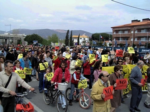 Autovia tallada per la manifestaci&oacute; de ve&iuml;ns de Castelldefels i de Gav&agrave; Mar el 18 d'abril de 2004
