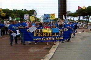 Imatge de TV3 (Telenot&iacute;cies Migdia) de la manifestaci&oacute; celebrada a Gav&agrave; Mar per protestar contra les futures rutes de l'aeroport del Prat (23 de Maig de 2004)