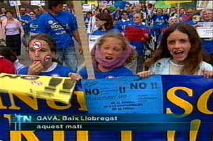 Imatge de TV3 (Telenot&iacute;cies Migdia) de la manifestaci&oacute; celebrada a Gav&agrave; Mar per protestar contra les futures rutes de l'aeroport del Prat (23 de Maig de 2004)