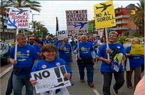 Imatge de TV3 (Telenot&iacute;cies Migdia) de la manifestaci&oacute; celebrada a Gav&agrave; Mar per protestar contra les futures rutes de l'aeroport del Prat (23 de Maig de 2004)