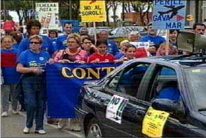 Imatge de TV3 (Telenot&iacute;cies Migdia) de la manifestaci&oacute; celebrada a Gav&agrave; Mar per protestar contra les futures rutes de l'aeroport del Prat (23 de Maig de 2004)