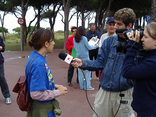 La presidenta de l'AVV de Gav&agrave; Mar fent declaracions a Gav&agrave; Televisi&oacute; abans de comen&ccedil;ar la manfiestaci&oacute; de ve&iuml;ns de Gav&agrave; Mar per protestar contra les futures rutes de l'aeroport del Prat (23 de maig de 2004)