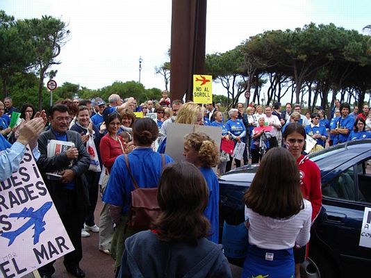 Concentraci&oacute; pr&egrave;via a la manifestaci&oacute; de ve&iuml;ns de Gav&agrave; Mar per protestar per les futures rutes de l'aeroport del Prat (23 de Maig de 2004)