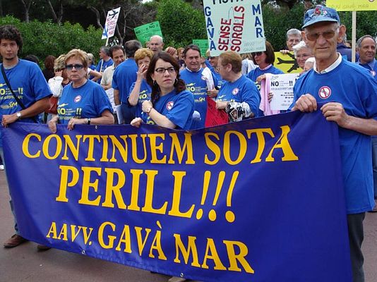 La pancarta que va presidir la manifestaci&oacute; de ve&iuml;ns de Gav&agrave; Mar per protestar contra les futures rutes de l'aeroport del Prat (23 de Maig de 2004)