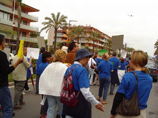 Avi&oacute; aterrant per la pista principal en configuraci&oacute; EST mentre els ve&iuml;ns de Gav&agrave; Mar es manifestaven contra les futures rutes de l'aeroport del Prat (23 de Maig de 2004)
