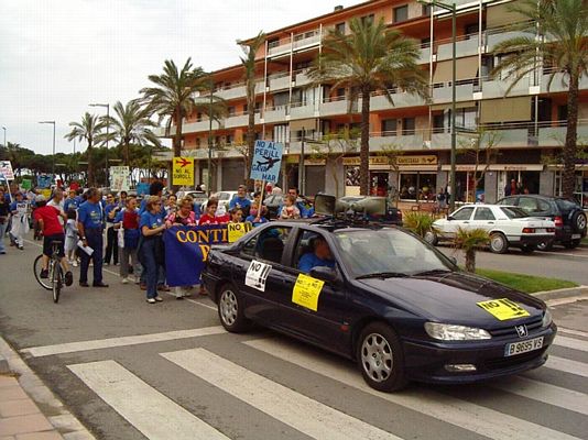 La cap&ccedil;alera de la manifestaci&oacute; de ve&iuml;ns de Gav&agrave; Mar per protestar contra les futures rutes de l'aeroport del Prat (23 de Maig de 2004)