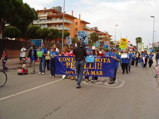 Manifestaci&oacute; de ve&iuml;ns de Gav&agrave; Mar a l'anviguda Europa protestant contra les futures rutes de l'aeroport del Prat (23 de maig de 2004)