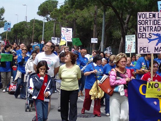 Ve&iuml;ns de totes les edats a la manfiestaci&oacute; de ve&iuml;ns de Gav&agrave; Mar contra les futures rutes de l'aeroport del Prat (23 de Maig de 2004)
