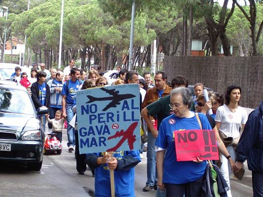 Alguns dels cartells de la manifestaci&oacute; celebrada a Gav&agrave; Mar contra les futures rutes de l'aeroport del Prat s&oacute;n de les manifestacions dels anys 90 (23 de maig de 2004)