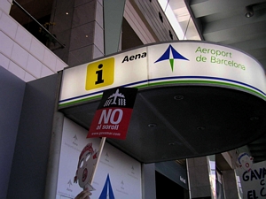 Ve&iuml;ns de Gav&agrave; Mar en el punt d'informaci&oacute; d'AENA (12 de Febrer de 2005)