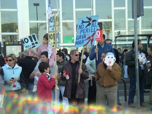 Ve&iuml;ns de Gav&agrave; Mar amb botzines a l'aeroport del Prat (12 de Febrer de 2005)