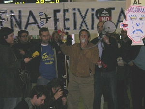 Ve&iuml;ns de Gav&agrave; Mar manifestant-se a l'aeroport del Prat portant la pancarta: "AENA Feixista" (12 de Febrer de 2005)