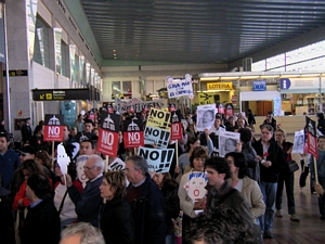 Ve&iuml;ns de Gav&agrave; Mar de manifestaci&oacute; per la terminal de l'aeroport del Prat (12 de Febrer de 2005)