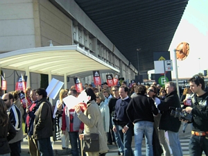 Manifestaci&oacute; dels ve&iuml;ns de Gav&agrave; Mar a l'aeroport del Prat, anant des de la terminal cap el bloc t&egrave;cnic (12 de Febrer de 2005)