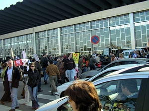 Ve&iuml;ns de Gav&agrave; Mar manifestant-se en el pas de vianants de davant de les terminals de l'aeroport del Prat (12 de Febrer de 2005)