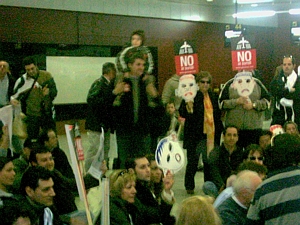 Ve&iuml;ns de Gav&agrave; Mar manifestant-se a l'aeroport del Prat (12 de Febrer de 2005)