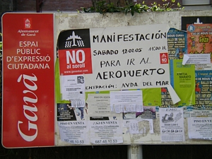 Un dels molts cartells penjats a Gav&agrave; Mar per convocar la manifestaci&oacute; de ve&iuml;ns de Gav&agrave; Mar a l'aeroport del Prat el 12 de Febrer de 2005