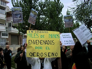 Pancartes variades en la protesta contra D&iacute;dac Pesta&ntilde;a celebrada a Castelldefels (4 de Desembre de 2004)