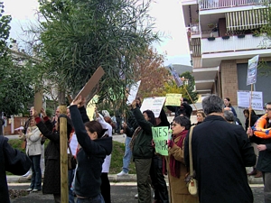 Ve&iuml;ns de Gav&agrave; Mar protestant contra l'alcalde de Gav&agrave;, D&iacute;dac Pesta&ntilde;a  a Castelldefels (4 de Desembre de 2004)