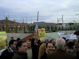 Les vies del tren i la protesta de ve&iuml;ns de Gav&agrave; Mar contra D&iacute;dac Pesta&ntilde;a a Castelldefels (4 de Desembre de 2004)