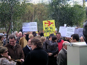 C&agrave;rrecs pol&iacute;tics en la protesta contra D&iacute;dac Pesta&ntilde;a a Castelldefels (4 de Desembre de 2004)