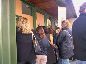Protesta a l'Ajuntament de Castelldefels contra D&iacute;dac Pesta&ntilde;a (4 de Desembre de 2004)