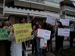 Cartells contra D&iacute;dac Pesta&ntilde;a a Castelldefels (4 de Desembre de 2004)
