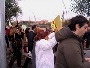 Ve&iuml;ns protestant contra D&iacute;dac Pesta&ntilde;a, alcalde de Gav&agrave;, a Castelldefels (4 de Desembre de 2004)