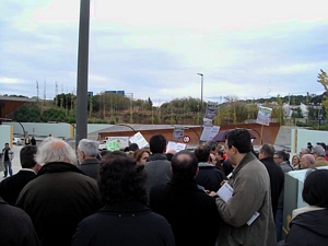Acte pol&iacute;tic mentre els ve&iuml;ns de Gav&agrave; Mar protesten contra D&iacute;dac Pesta&ntilde;a a Castelldefels (4 de desembre de 2004)