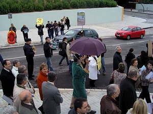 Submarinista enmig de ve&iuml;ns protestant contra l'alcalde de Gav&agrave;, D&iacute;dac Pesta&ntilde;a, a Castelldefels (4 de Desembre de 2004)