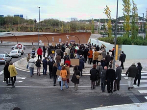 L'avinguda ciutat de M&agrave;laga de Castelldefels plena de ve&iuml;ns de Gav&agrave; Mar protestant contra l'alcalde de Gav&agrave;, D&iacute;dac Pesta&ntilde;a (4 de Desembre de 2004)
