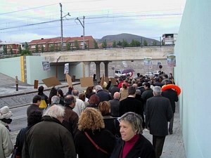 El pas subterrani de l'avinguda M&agrave;laga ple de pol&iacute;tics i de ve&iuml;ns de Gav&agrave; Mar protestant contra l'alcalde de Gav&agrave;, D&iacute;dac Pesta&ntilde;a (4 de Desembre de 2004)