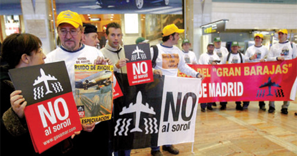 Manifestaci&oacute; de ve&iuml;ns de Gav&agrave; Mar i del nord de Madrid Barajas a l'aeroport del Prat de Barcelona (5 de Febrer de 2006)