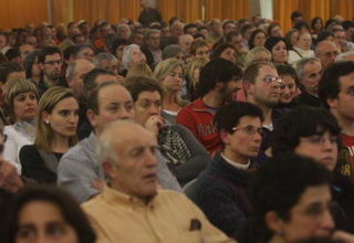 Assemblea de ve�ns a Taradell (Osona) on es decideix no optar a acollir l'aeroport corporatiu de Catalunya (imatge: diari EL NOU)