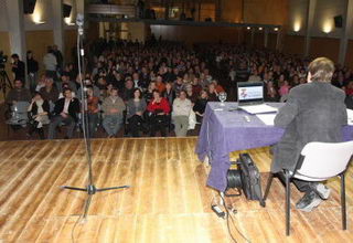 Assemblea de ve�ns a Taradell (Osona) on es decideix no optar a acollir l'aeroport corporatiu de Catalunya (imatge: diari EL NOU)
