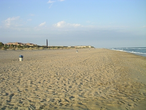 Gran distancia entre las papeleras y el agua en la playa de Gavà Mar (Central Mar)