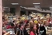 V&iacute;deo dels ve&iuml;ns de Gav&agrave; Mar accedint a l'Ajuntament de Gav&agrave; (28 d'Octubre de 2004)