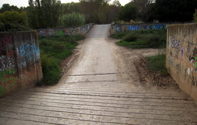 Imagen de uno de los caminos agr�colas que atraviesa la Riera dels Canyars de Gav� Mar (10 de Septiembre de 2008)